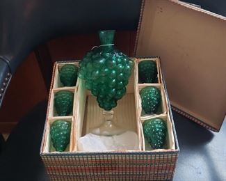 Grape decanter with glasses (the top is there)