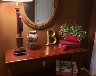 BROYHILL Entry table w drawer