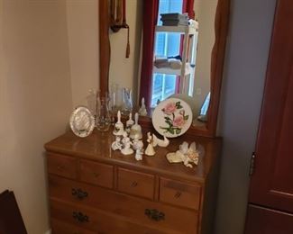 Ethan Allen Cute small dresser w mirror