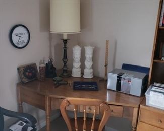 Corner desk w bookshelf 