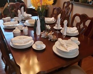 Dining table w 2 leaves, 6 chairs and table pad