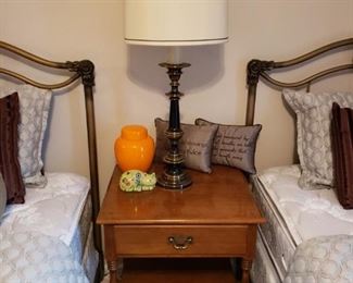 ETHAN ALLEN SIDE TABLE W DRAWER