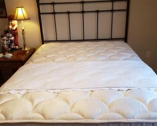 Nice queen bed w mattress 