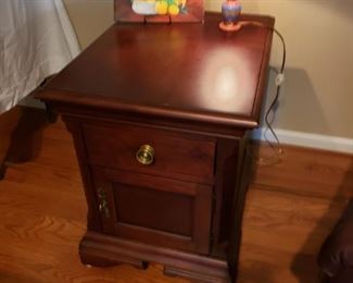 Broyhill table w magazine rack 