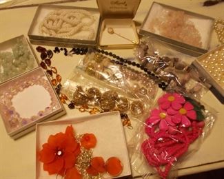 More costume jewelry phots coming...