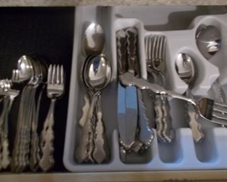 Oneida HH Deluxe Valerie flatware set with serving pieces