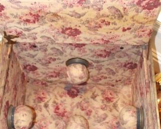 Bottom of previous trunk picture.