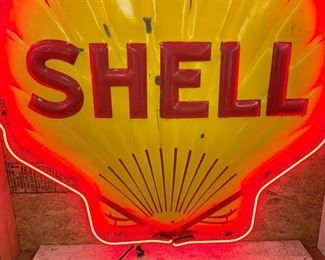 CLOSEUP SHELL NEON SIGN