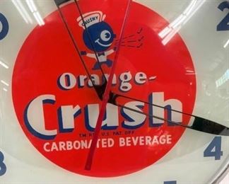 CLOSEUP CLOCK W/ CRUSHY