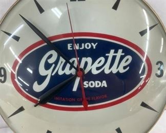 CLOSEUP GRAPETTE CLOCK