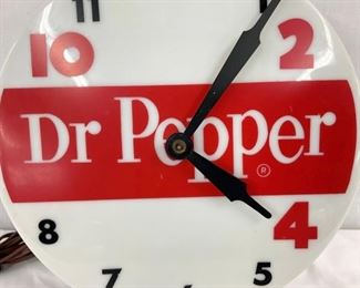 CLOSEUP DR. PEPEPR CLOCK CAP
