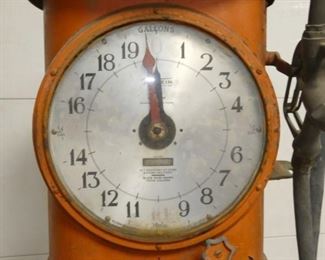 CLOSE UP TOKHEIM 950 CLOCK FACE 