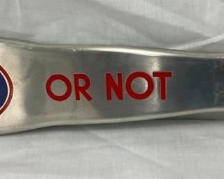 CLOSEUP RIGHTSIDE DOOR PUSH