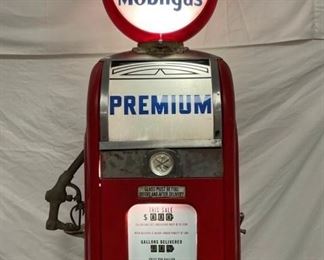 CLOSEUP W/ LIGHTED MOBILGAS