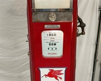 CLOSEUP MOBILGAS NATIONAL PUMP