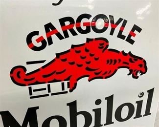 CLOSE UP OF GARGOYLE 