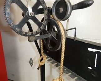 TOP VIEW DISPENSES VARIOUS SIZE ROPES