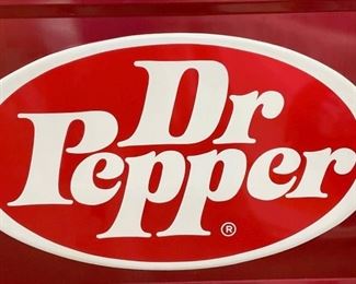 CLOSE UP EMB. DR. PEPPER