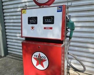 CLOSE UP VIEW TEXACO PUMP 