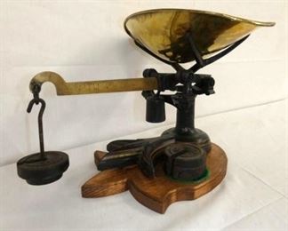 EARLY BRASS PAN TURKEY FOOT SCALES