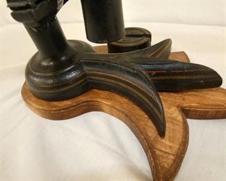 CLOSEUP TURKEY FOOT BASE