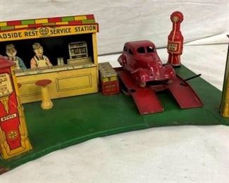 MARX TIN SERVICE STATION W/ CAR