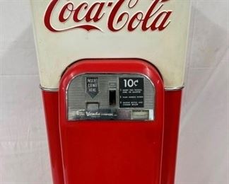 CLOSEUP EMB. COKE VENDO 44