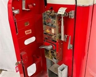 CLOSEUP INSIDE VIEW VENDO 44