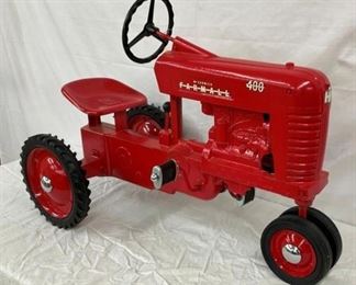 FARMALL MODEL 400 PEDAL TRACTOR