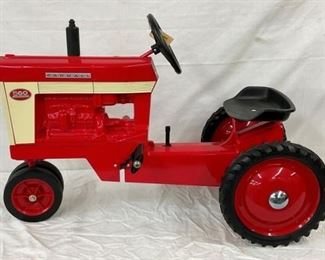 FARMALL MODEL 560 PEDAL TRACTOR