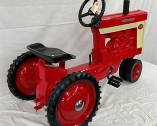FARMALL MODEL 560 PEDAL TRACTOR