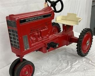 CLOSEUP ERTL PEDAL TRACTOR