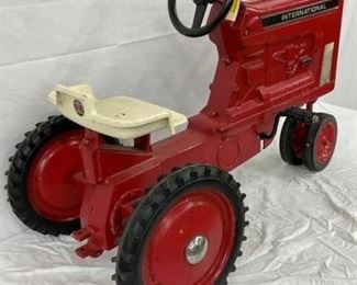 BACKVIEW ERTL INTERNATIONAL TRACTOR