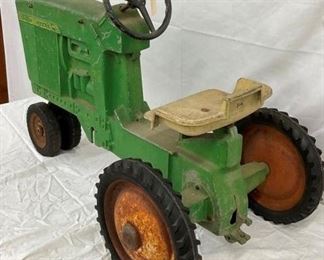 CLOSEUP JOHN DEERE PEDAL TRACTOR