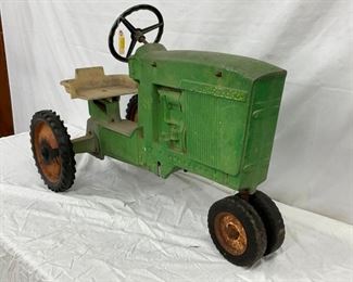 ERTL MODEL 20 JOHN DEERE PEDAL TRACTOR