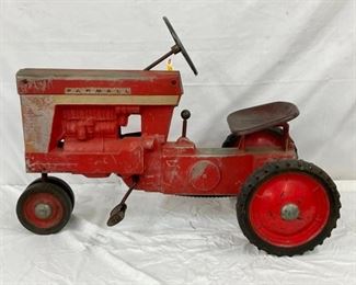 FARMALL MODEL 560 PEDAL TRACTOR