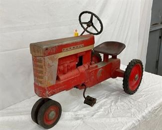 CLOSEUP FARMALL PEDAL TRACTOR