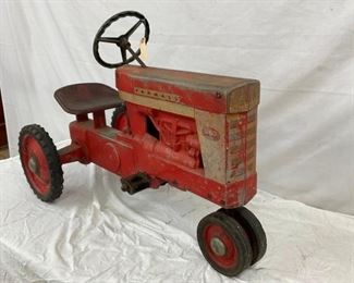 FARMALL MODEL 560 PEDAL TRACTOR