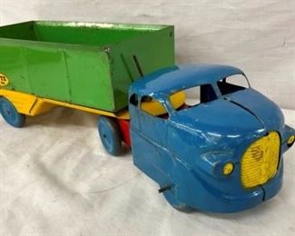 CLOSEUP EARLY WYANDOTTE TRUCK