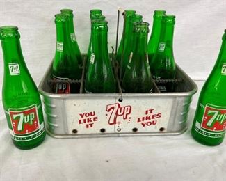 CLOSEUP 7UP CARRIER W/ BOTTLES