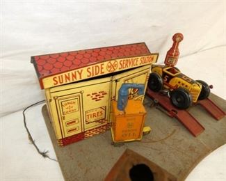 MARX TIN LITHO STATION W/ CAR