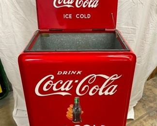 LIFT TOP DRINK BOX W/EMB. LID