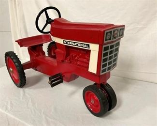 CLOSEUP PEDAL TRACTOR