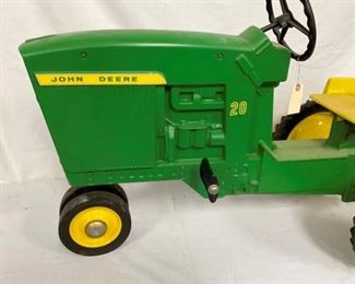 CLOSEUP PEDAL TRACTOR