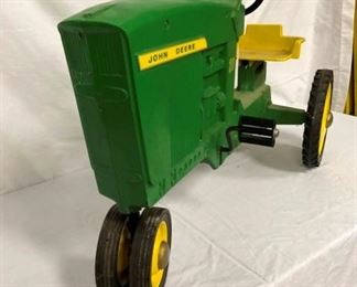 FRONT VIEW JOHN DEERE PEDAL TRACTOR