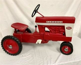 FARMALL 560 PEDAL TRACTOR
