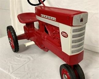 CLOSEUP PEDAL TRACTOR