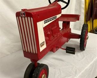 FRONT VIEW FARMALL 806