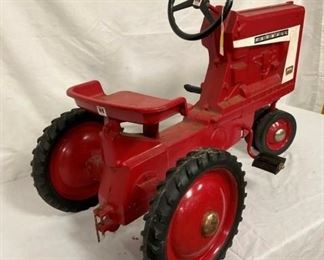 ERTL FARMALL 806 PEDAL TRACTOR