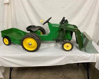 ERTL JOHN DEERE PEDAL TRACTOR